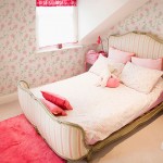 Wall-stencil-falling-daisies-sq