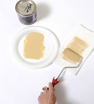 塗料をローラーに付ける