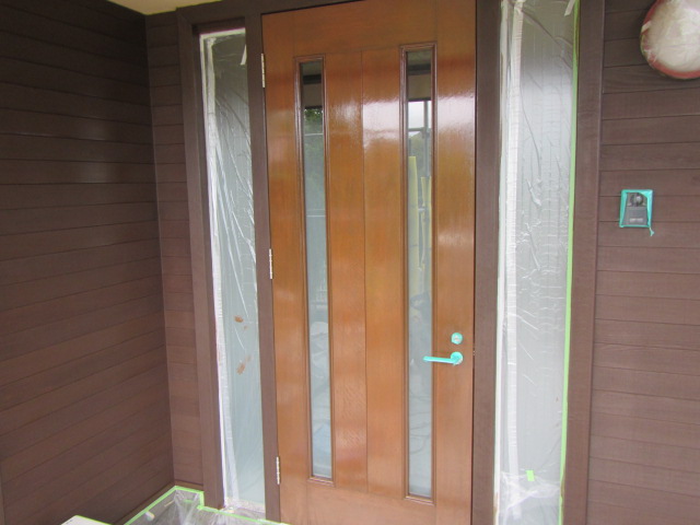 玄関ドアを塗装する時の費用・DIY方法・注意点