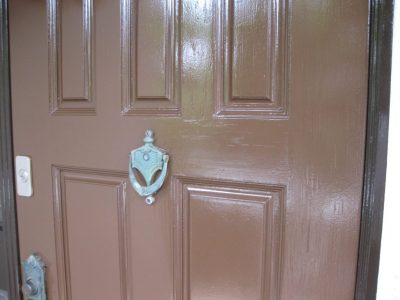 木目を塗りつぶす塗料を塗装したドア